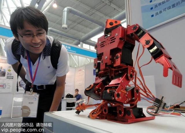 华为“天才少年”破局:智元启元大模型落地 家庭机器人可期?