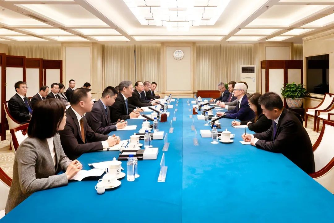 商务部部长王文涛会见欧洲汽车工业协会主席、奔驰集团董事长康林松