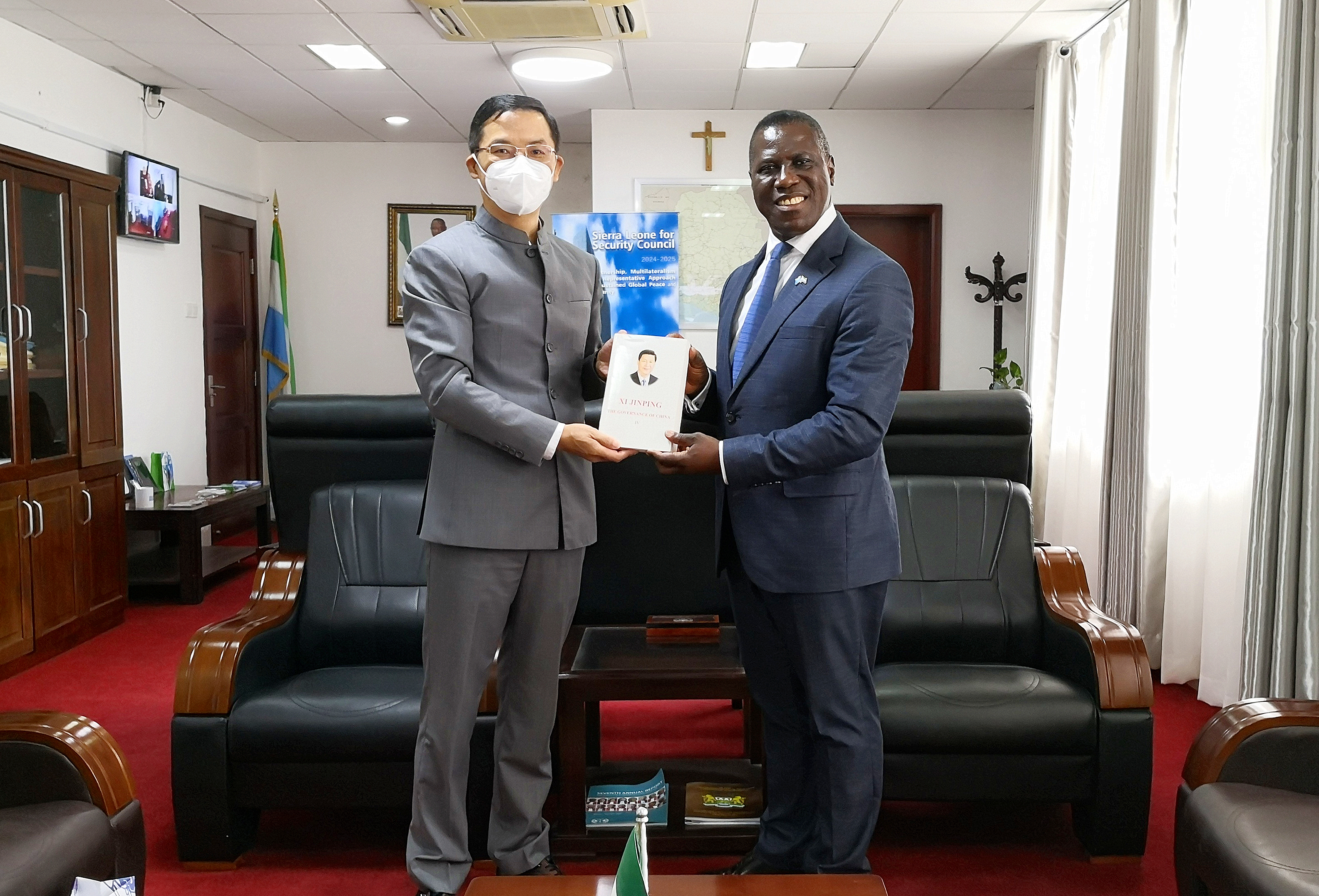 驻塞拉利昂大使王擎拜会塞总统比奥