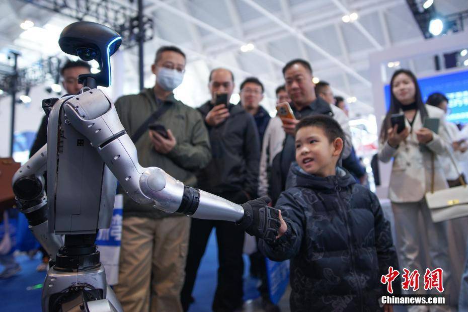 云鲸智能完成1亿美元融资 腾讯和北京机器人基金首次布局家庭具身智能赛道