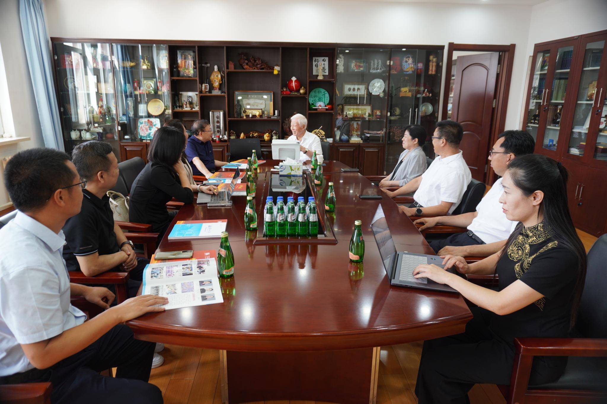 南京大学、影石创新、栖霞区签订战略合作协议