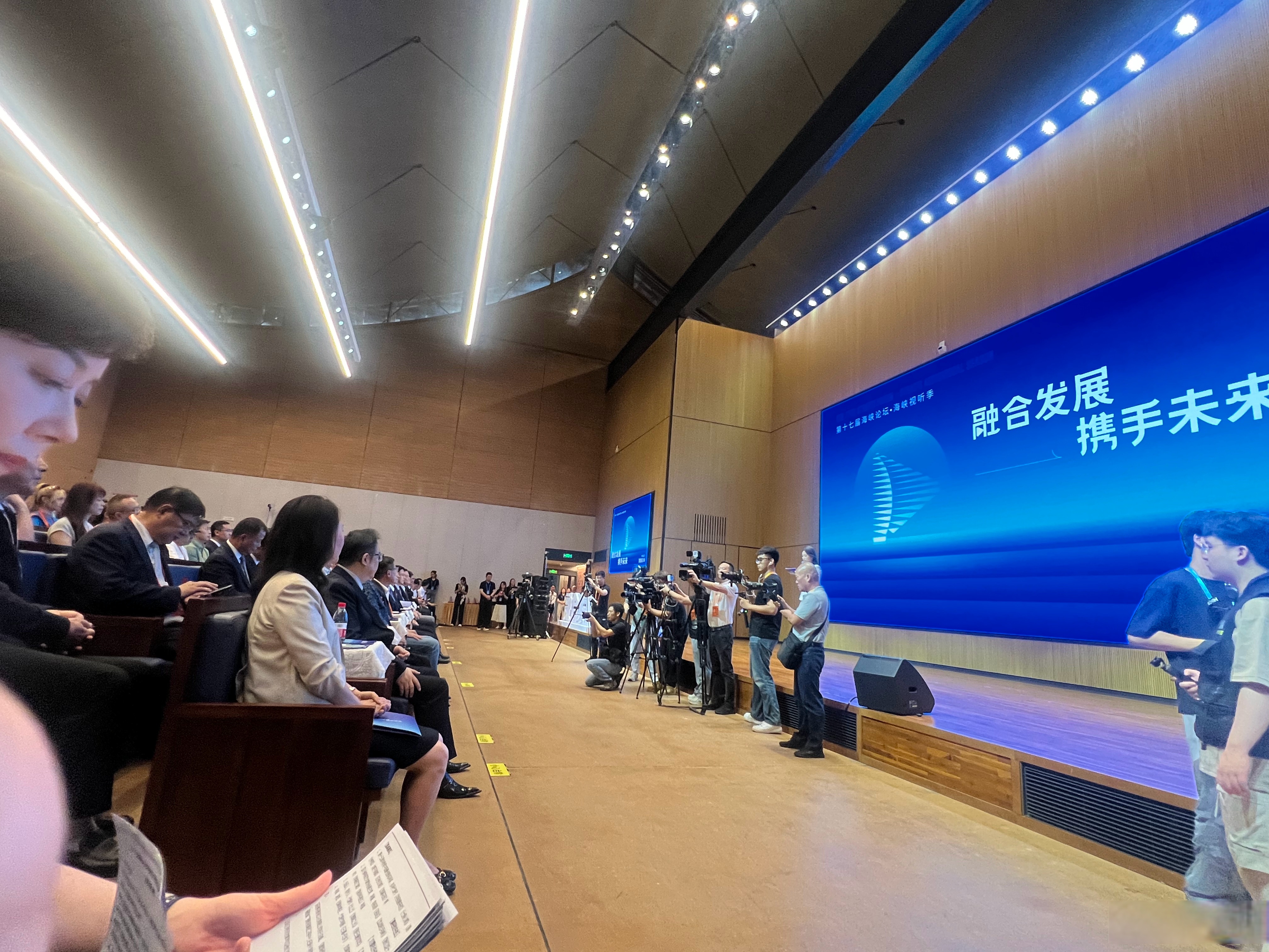 商务部就安世半导体相关问题答记者问：希望荷方继续展现与中方真诚合作的意愿，真正提出建设性解决问题的方案