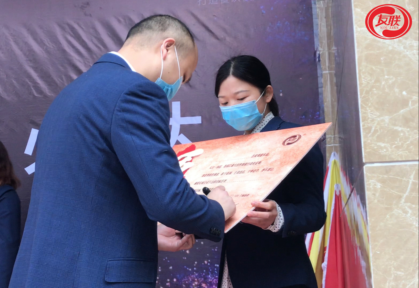 服装业高营销大战，海澜之家等企业另辟效率路径，广告费仅为行业三分之一