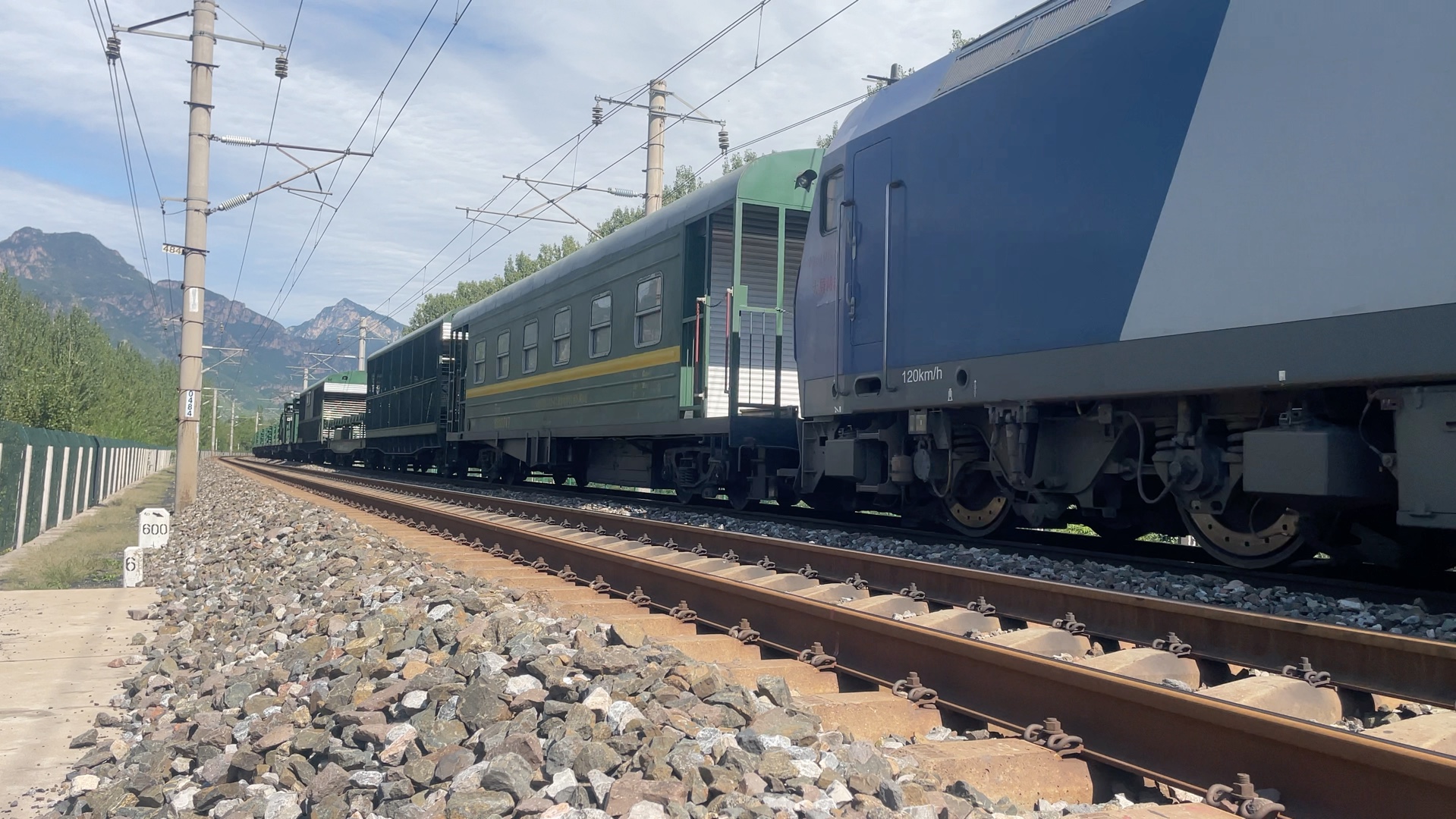 大秦铁路：11月大秦线完成货物运输量3722万吨 同比增长1.75%