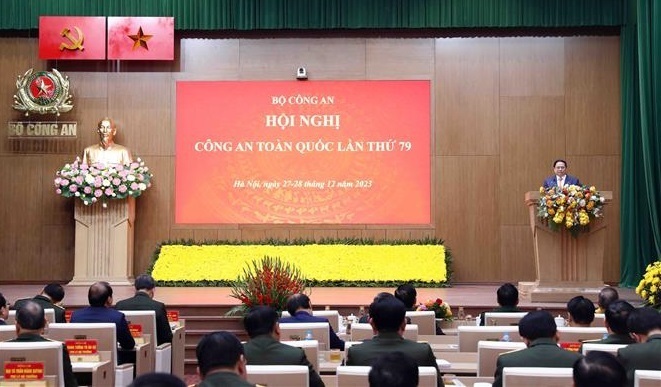 范明政为越南首个液化天然气发电项目揭牌