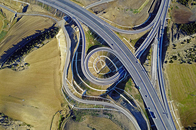 马来西亚将同阿尔及利亚加强在钢铁、汽车等领域合作