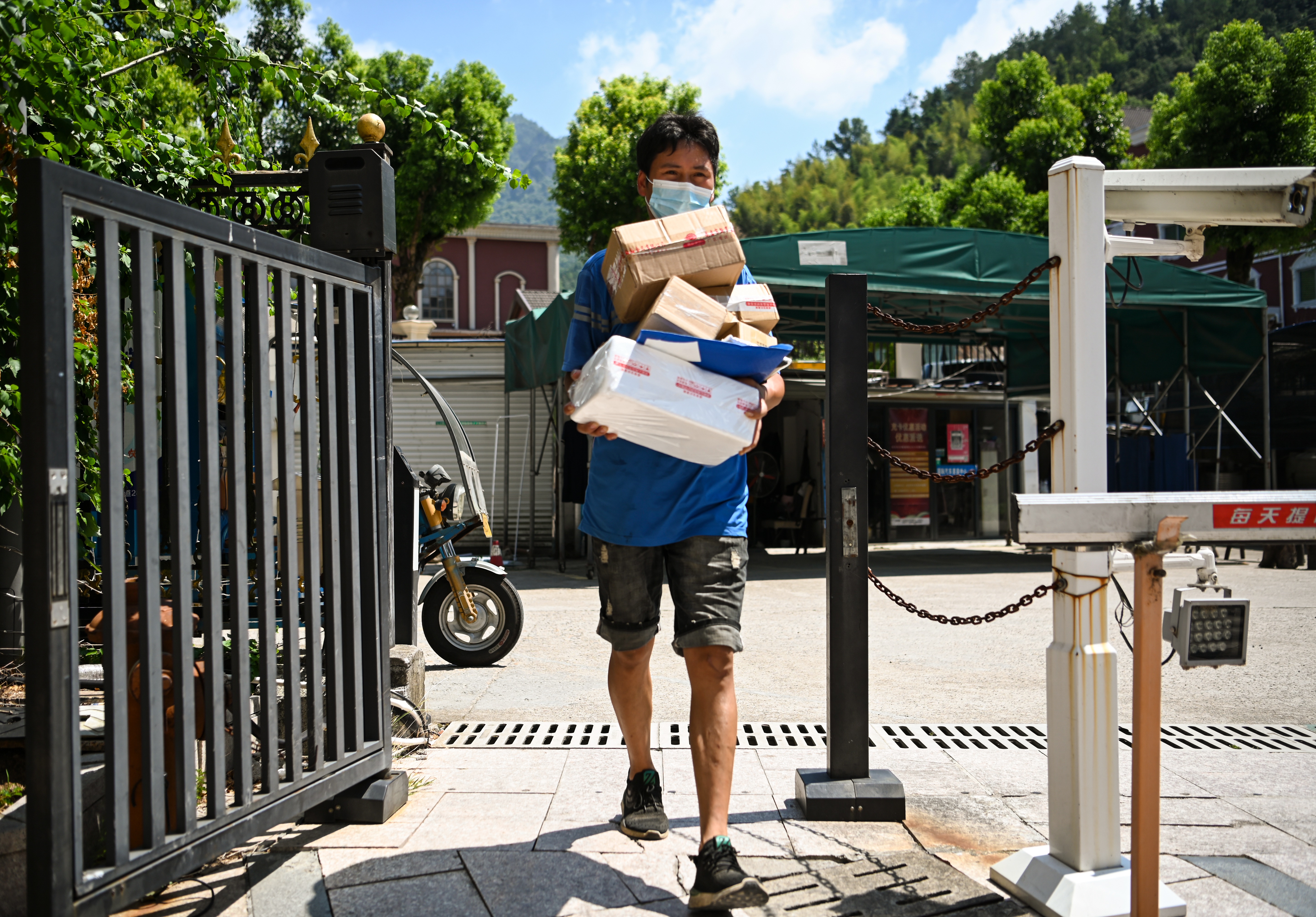 及时送达每一件年货包裹