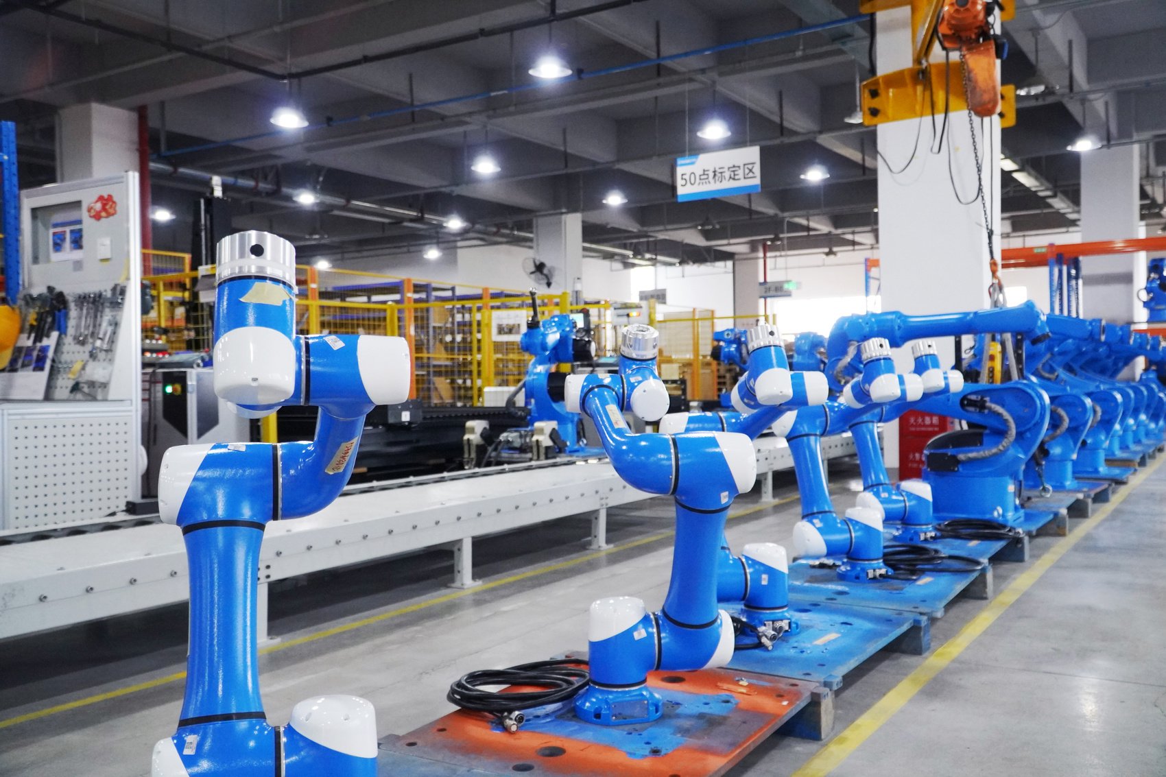 铁路成都东站来了个“机器人”