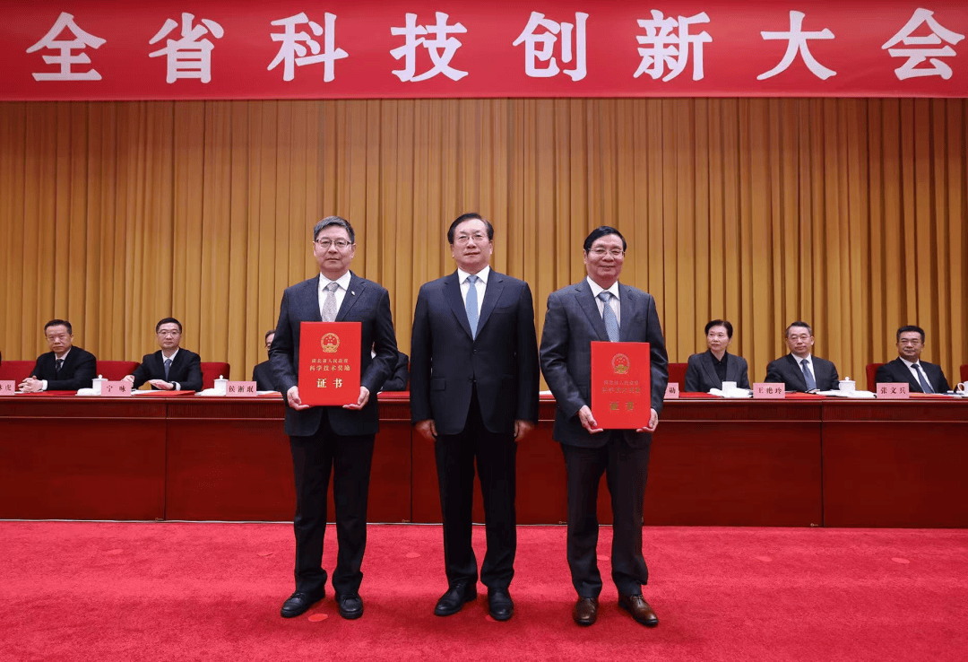 湖北省委书记王忠林与东风公司董事长杨青总经理冯长军座谈