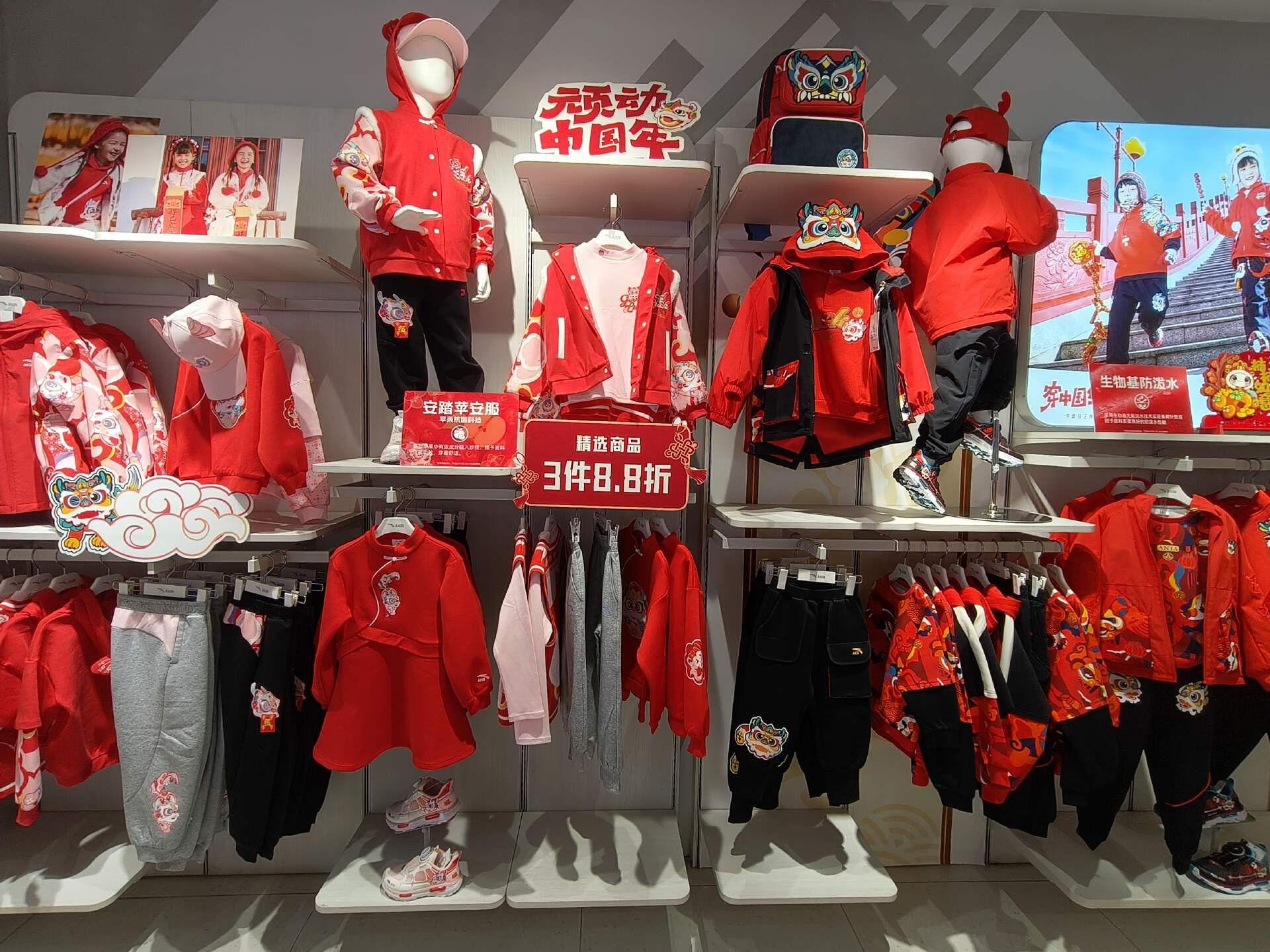 新春走基层｜把“新年战袍”带回家：深圳南油市场的别样年味