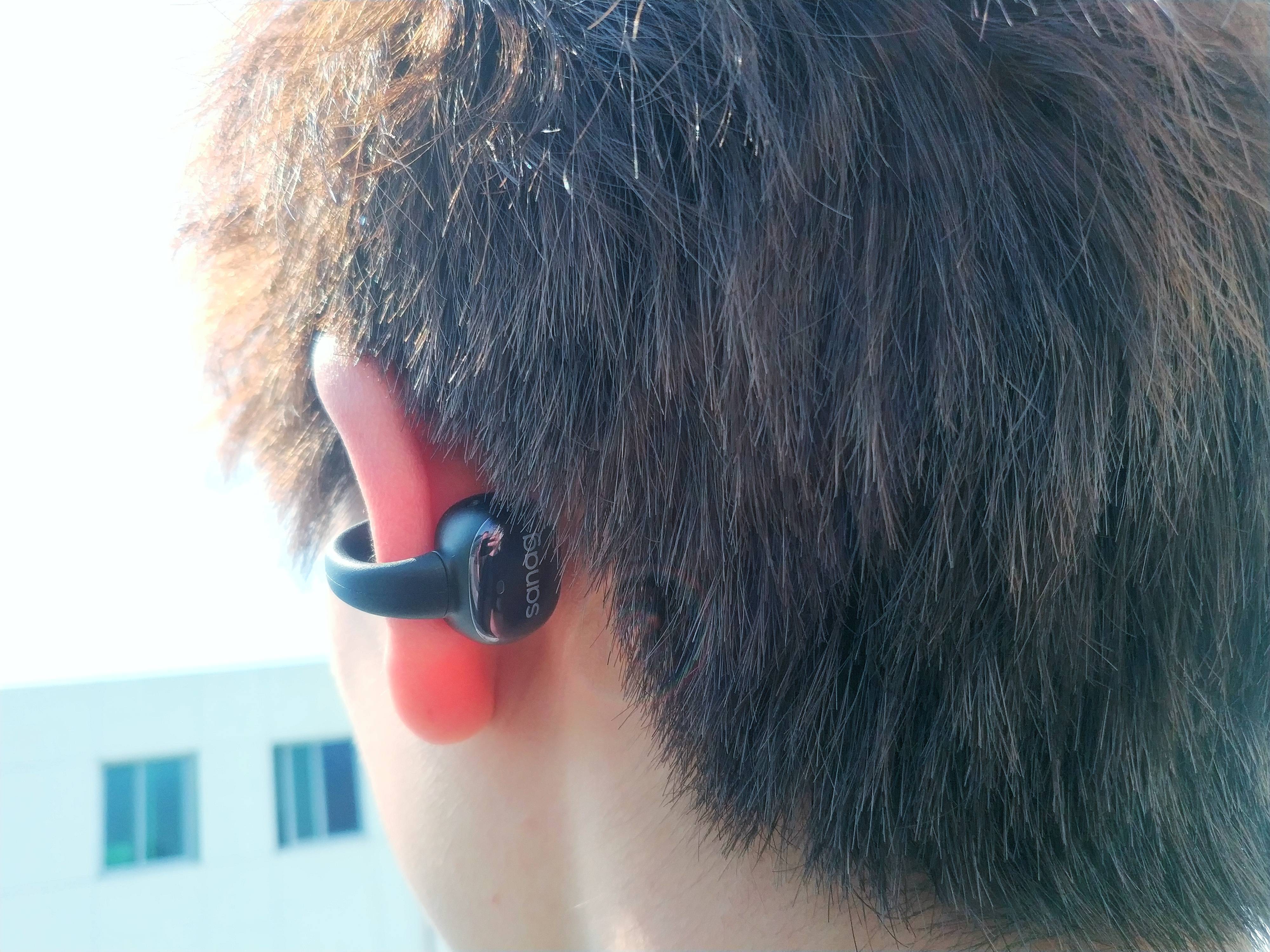 苹果据称全面提速AI穿戴战：眼镜、吊坠、耳机三路并进