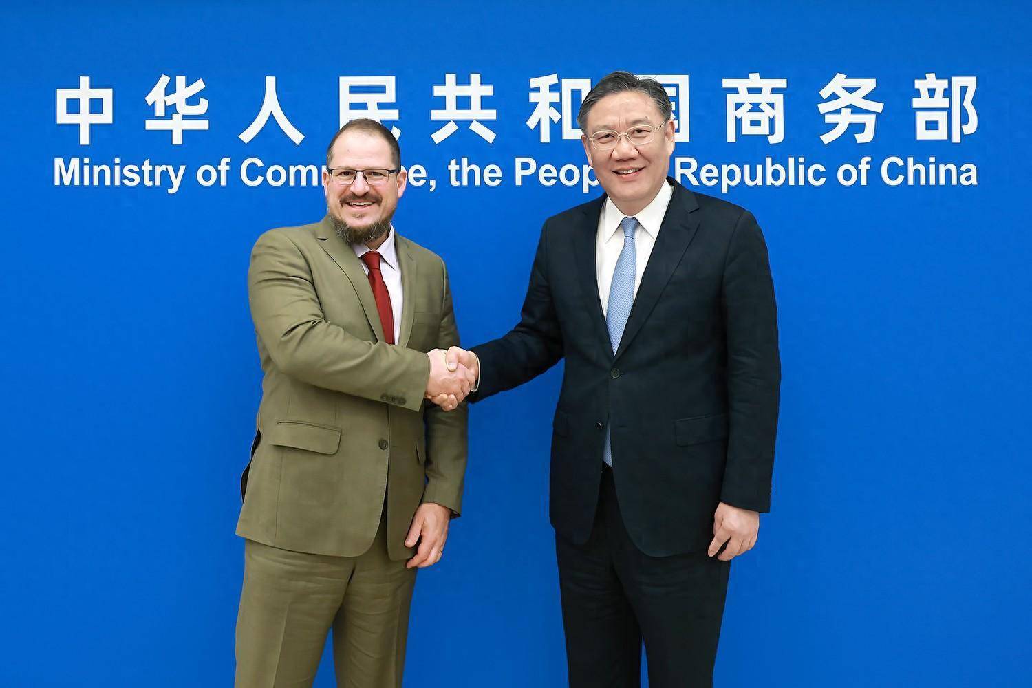 商务部部长王文涛出席全球发展学院成立大会