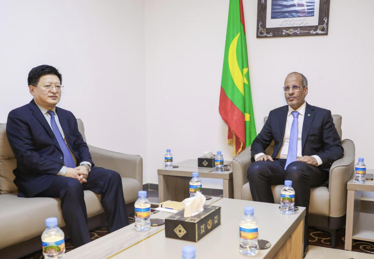 唐中东大使陪同毛里塔尼亚第一夫人走访扎耶德自闭症儿童中心