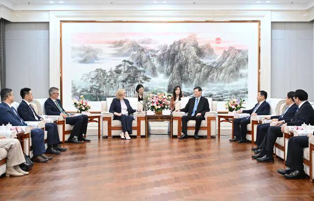 辽宁省委书记许昆林会见沃尔玛中国总裁朱晓静