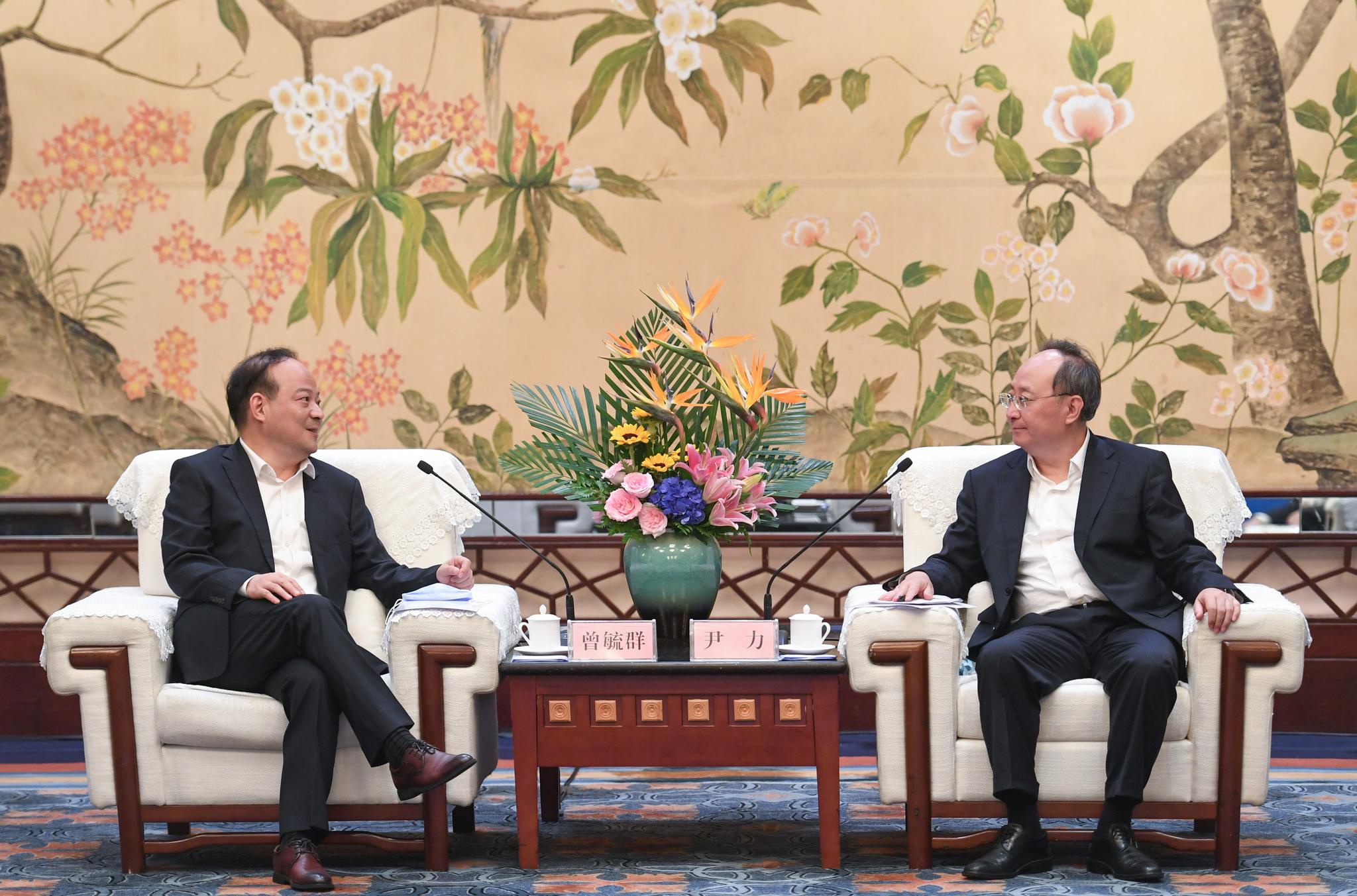 尹力会见跨国医药企业和协会负责人