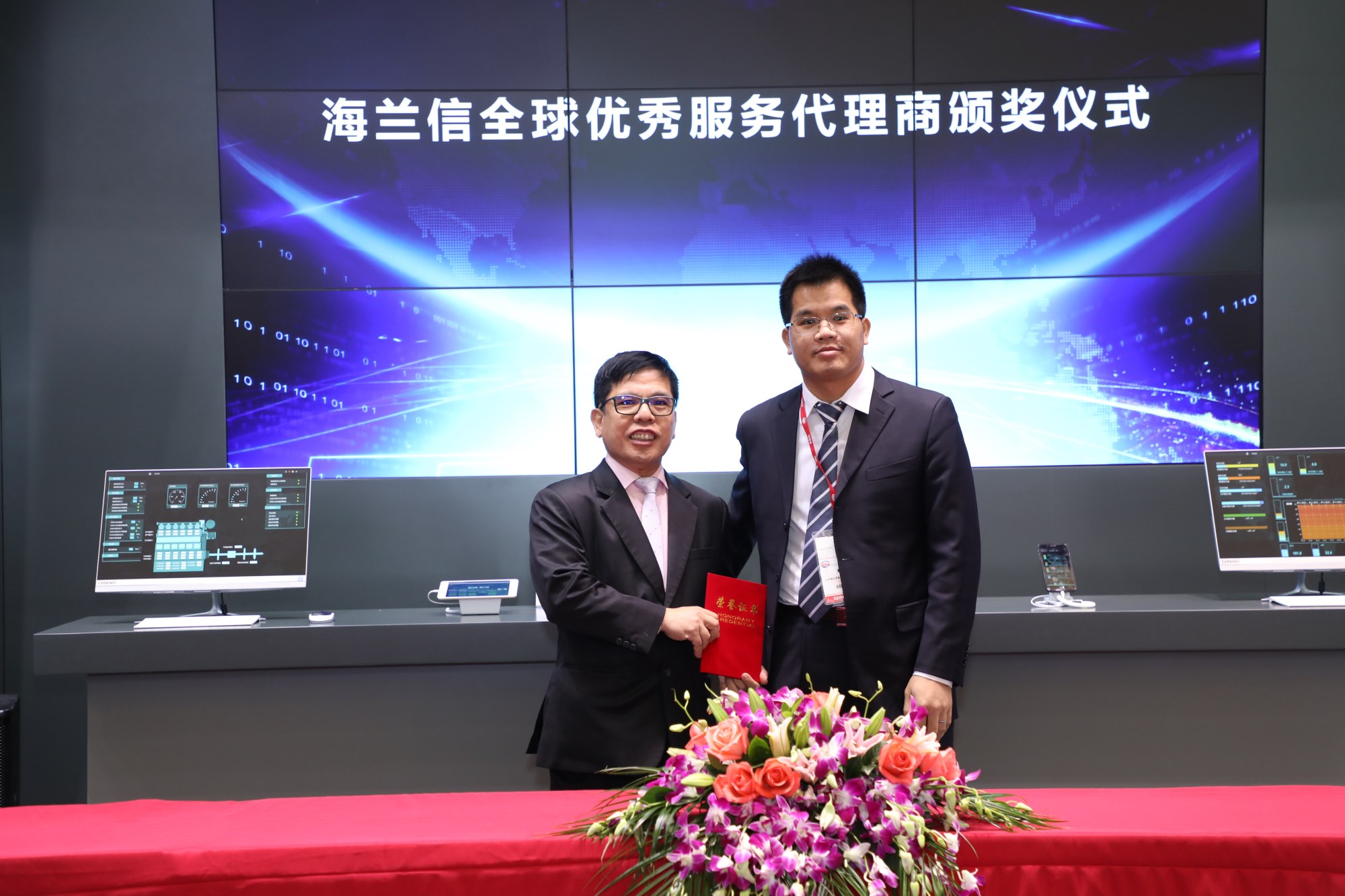 高锋利参赞出席极石汽车登陆摩尔多瓦品牌发布及官方代理授权仪式